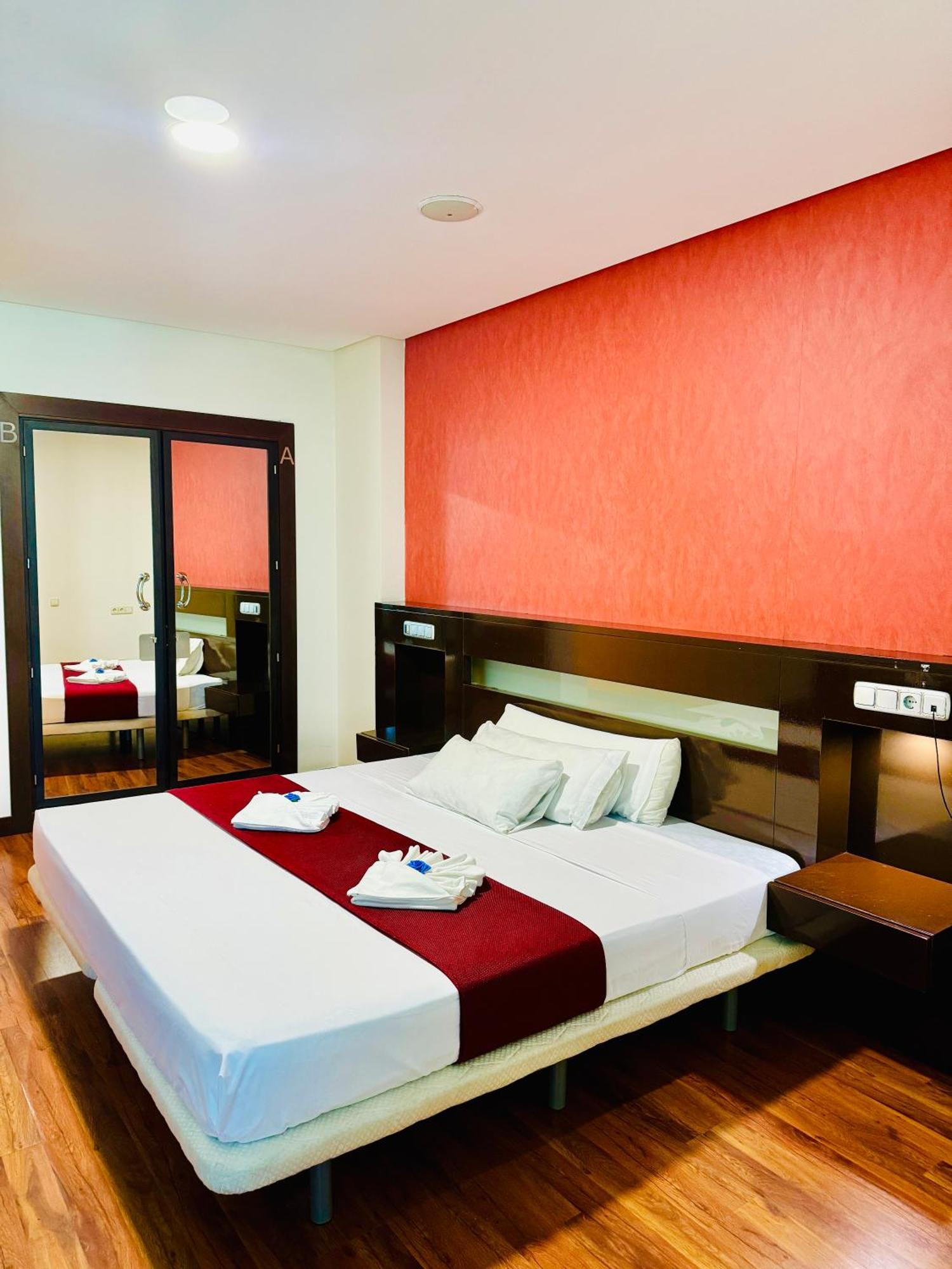 La Cantuena Otel Parla Dış mekan fotoğraf